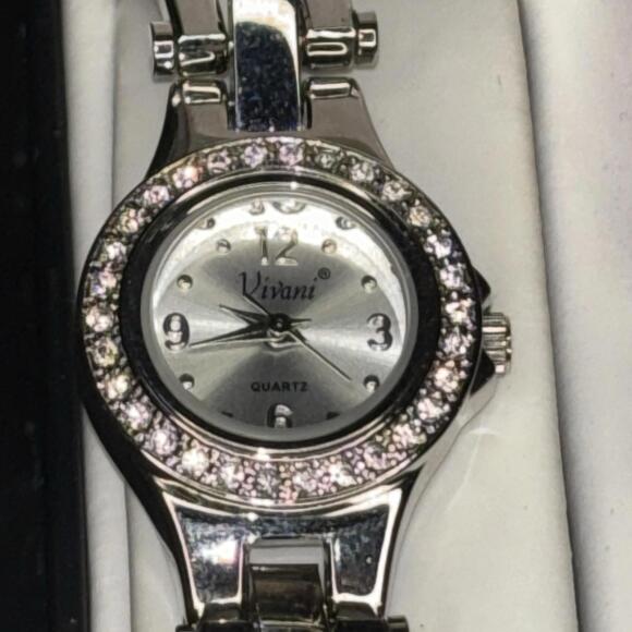 VIVANI Accessories - Vintage VIVANI Quartz Womens Watch- new battery Gift Box  With 2 Extra Bands